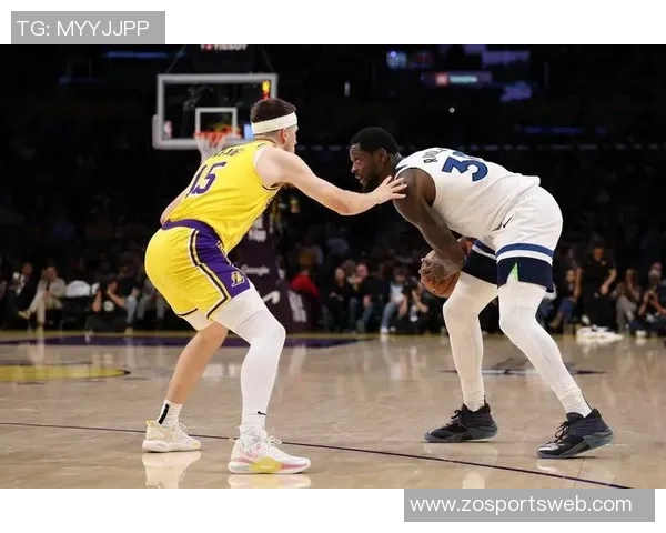 兰德尔半场表现抢眼9中5砍下15分9篮板10助攻接近三双成球队关键力量 兰德尔半场表现抢眼9中5砍下15分9篮板10助攻接近三双成球队关键力量