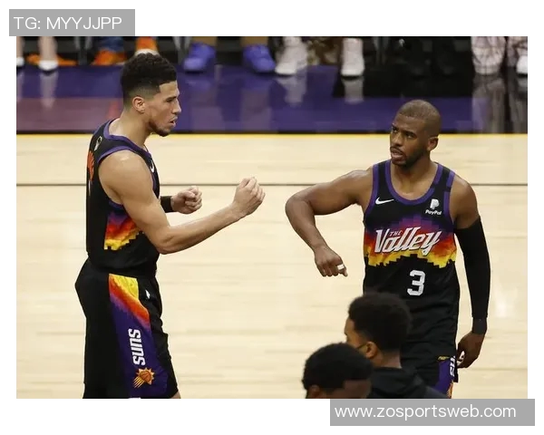 文班赛后与保罗亲密耳语击掌庆祝胜利瞬间引发热议 文班赛后与保罗亲密耳语击掌庆祝胜利瞬间引发热议